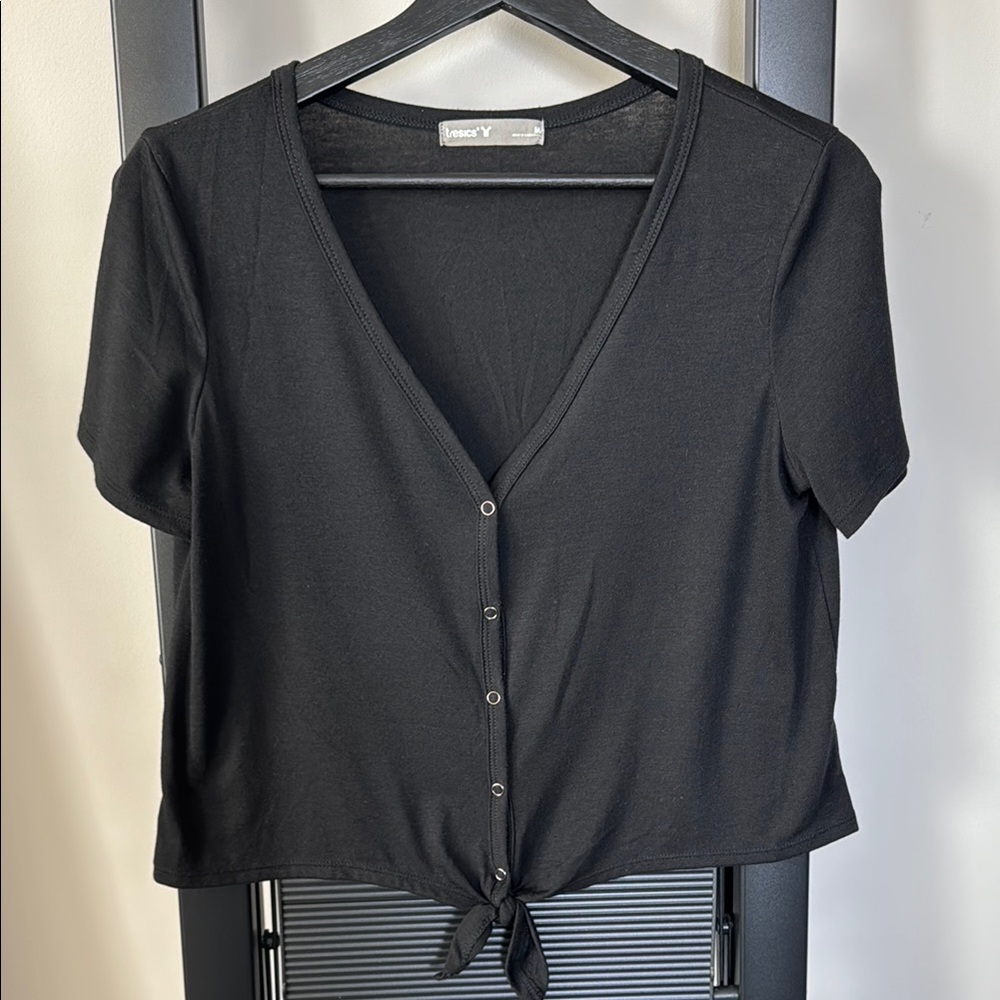 Tresics Black Buttoned Tie-Front Crop Top